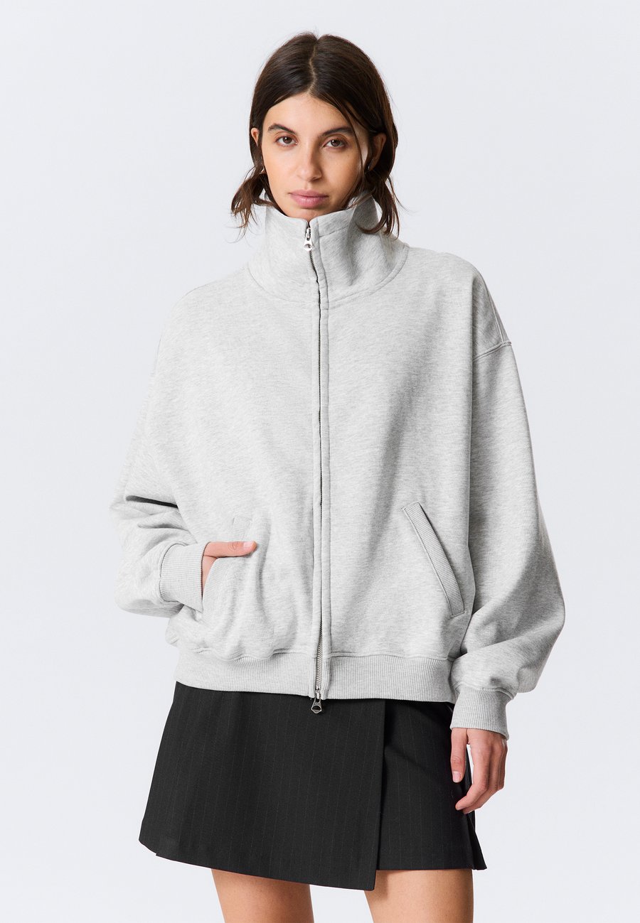 Толстовка Weekday ZIP FUNNEL, Grey Melange/Khaki
Толстовка Weekday ZIP FUNNEL, Grey Melange/Khaki