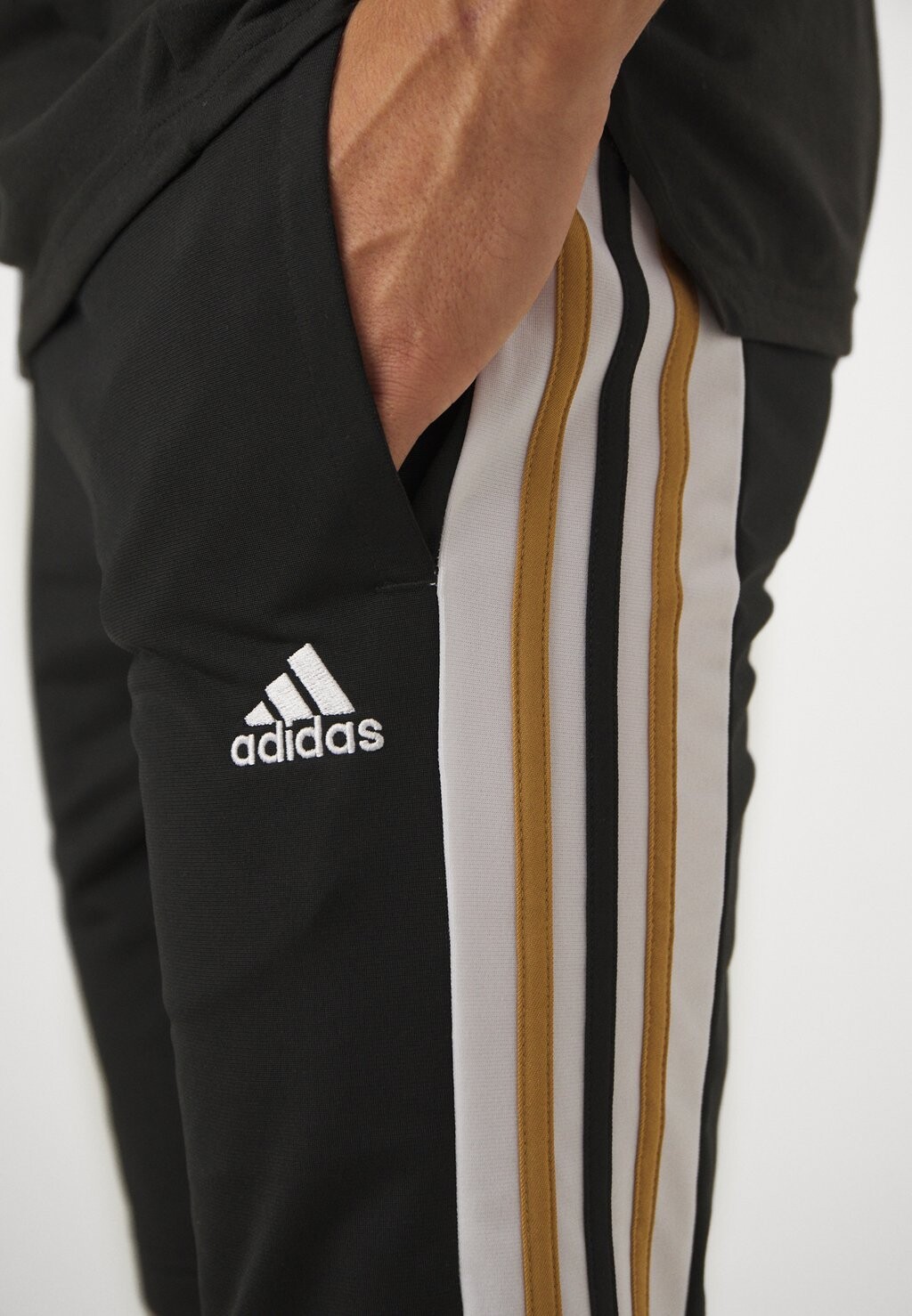 Спортивные шорты MENS ESSENTIALS COLOR BLOCK TRACK SHORT adidas Sportswear, черный
Спортивные шорты MENS ESSENTIALS COLOR BLOCK TRACK SHORT adidas Sportswear, черный