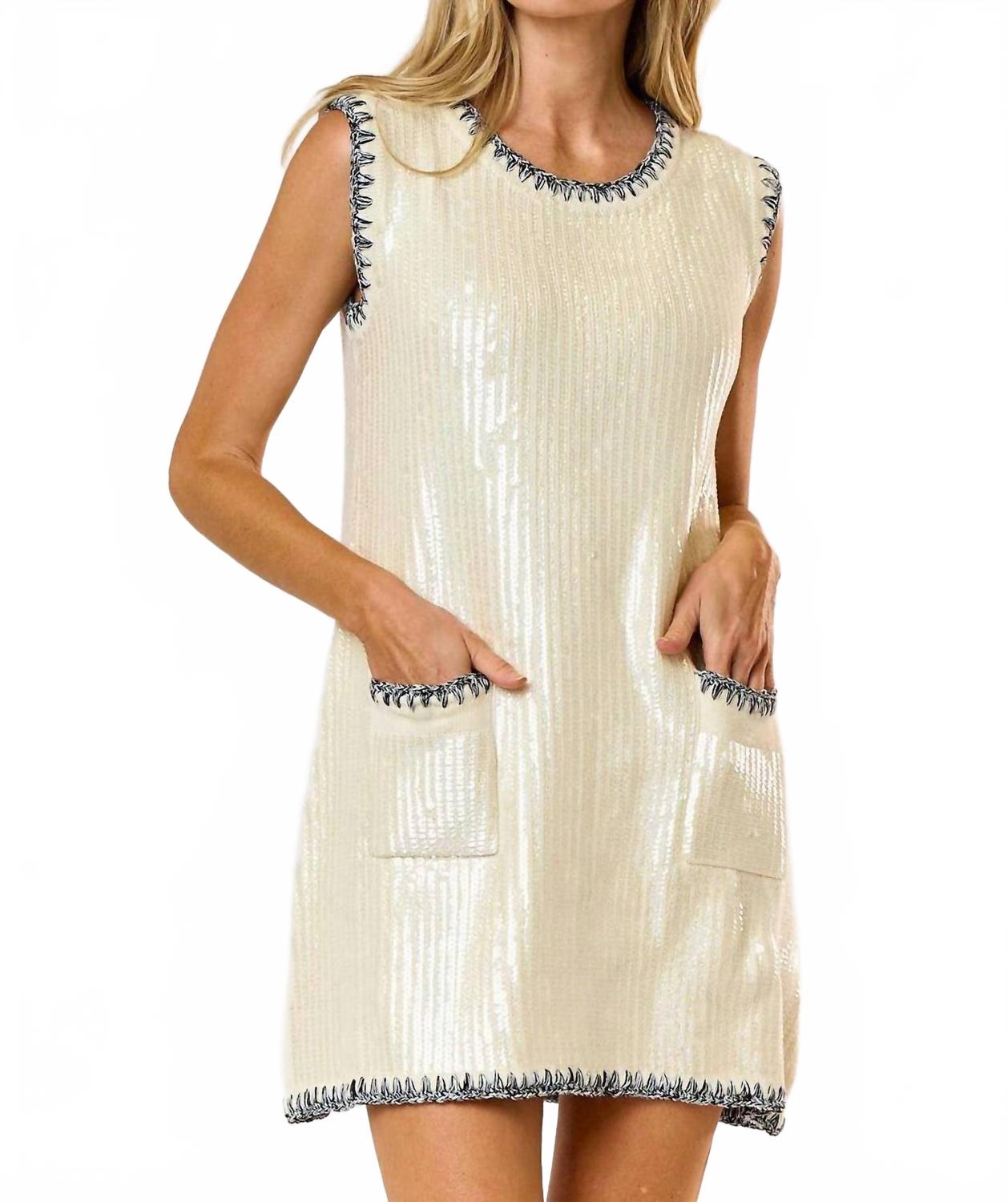 Кремовое мини-платье с пайетками контрастной строчки и передним карманом Lalavon
Кремовое мини-платье с пайетками контрастной строчки и передним карманом Lalavon