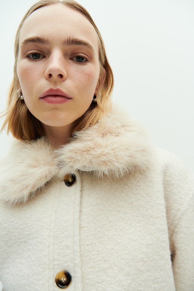 Твиловый жакет с пушистым воротником H&M, бежевый
Твиловый жакет с пушистым воротником H&M, бежевый