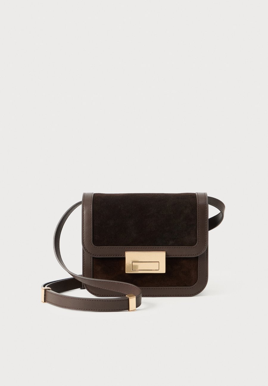 Сумка кросс-боди Loeffler Randall DESI CROSSBODY, Dark Brown
Сумка кросс-боди Loeffler Randall DESI CROSSBODY, Dark Brown