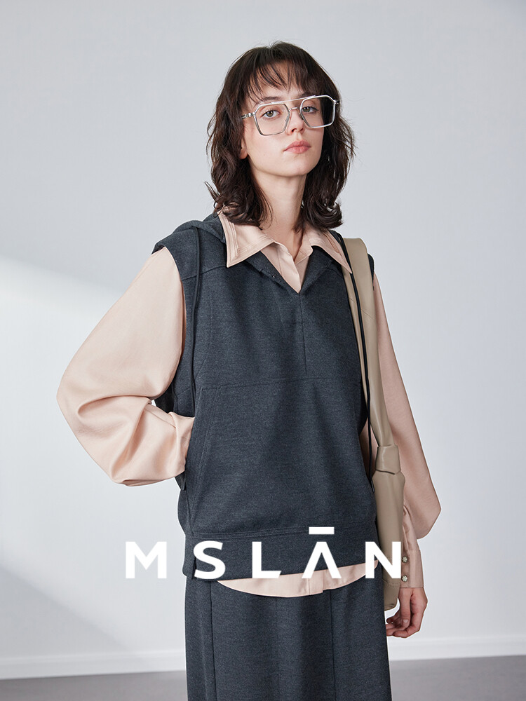 Жилет Mslan с V-образным вырезом и капюшоном, серый
Жилет Mslan с V-образным вырезом и капюшоном, серый