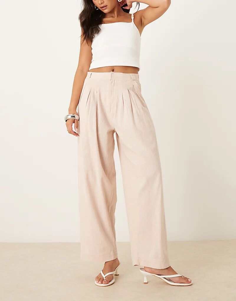 Свободные люди очень любят льняные брюки на песке
Свободные люди очень любят льняные брюки на песке