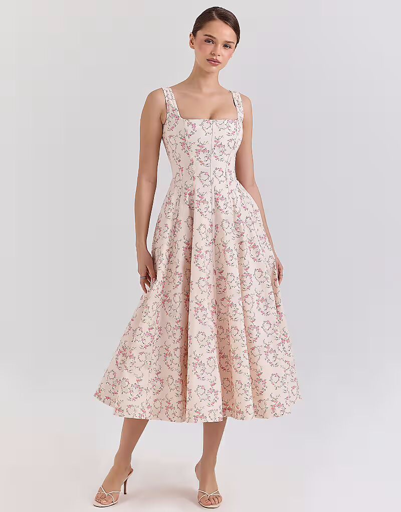 Летнее платье-миди House of CB Mariabella из хлопка с кремовым цветочным принтом
Летнее платье-миди House of CB Mariabella из хлопка с кремовым цветочным принтом