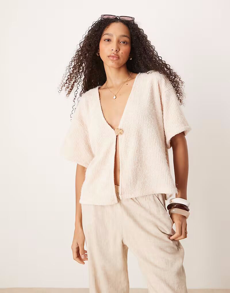 Пушистый кардиган из шенилла с короткими рукавами и золотистой пуговицей кремового цвета от ASOS DESIGN
Пушистый кардиган из шенилла с короткими рукавами и золотистой пуговицей кремового цвета от ASOS DESIGN