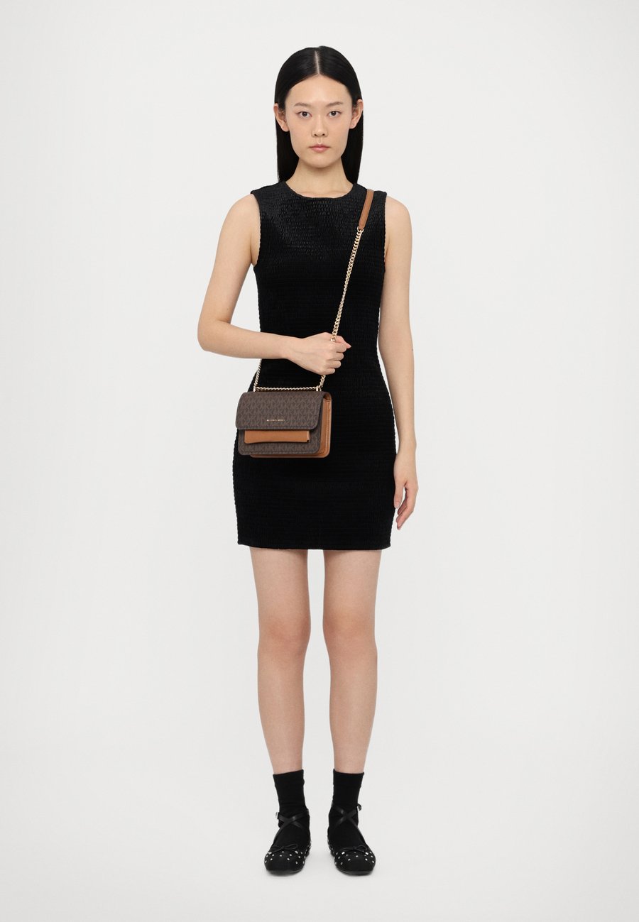 Сумка кросс-боди MICHAEL Michael Kors CLAIRE, Brown/Acorn/Brown
Сумка кросс-боди MICHAEL Michael Kors CLAIRE, Brown/Acorn/Brown