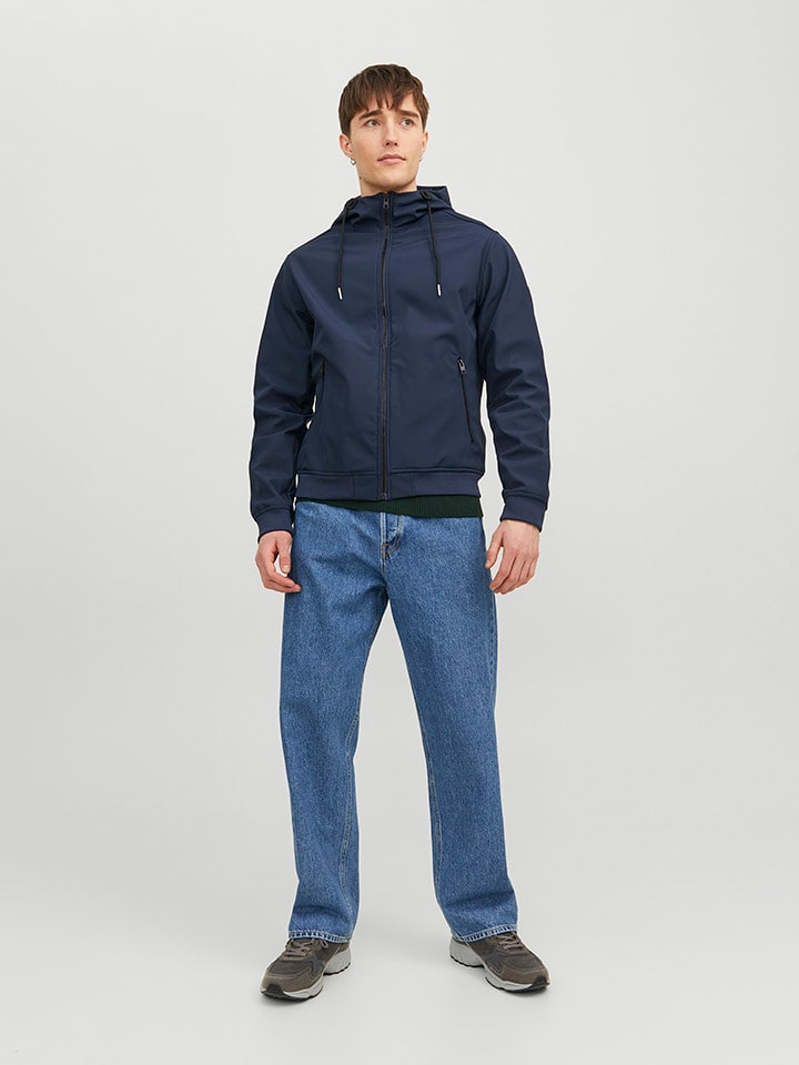 Темно-синяя куртка софтшелл Jack & Jones
Темно-синяя куртка софтшелл Jack & Jones