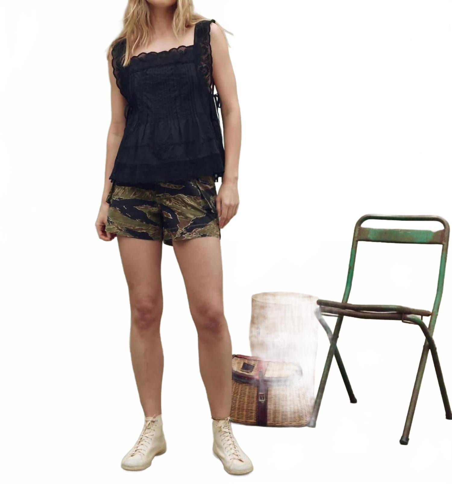 THE GREAT Кружевная майка Attic черного цвета
THE GREAT Кружевная майка Attic черного цвета