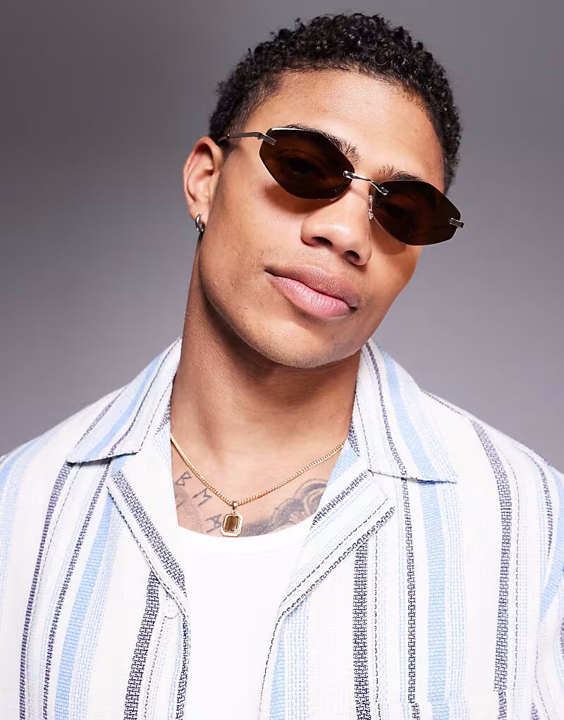 Солнцезащитные очки без оправы ASOS DESIGN Festival в шестиугольной оправе с градиентными линзами коричневого и розового цвета и оправой из золотистого металла
Солнцезащитные очки без оправы ASOS DESIGN Festival в шестиугольной оправе с градиентными линзами коричневого и розового цвета и оправой из золотистого металла