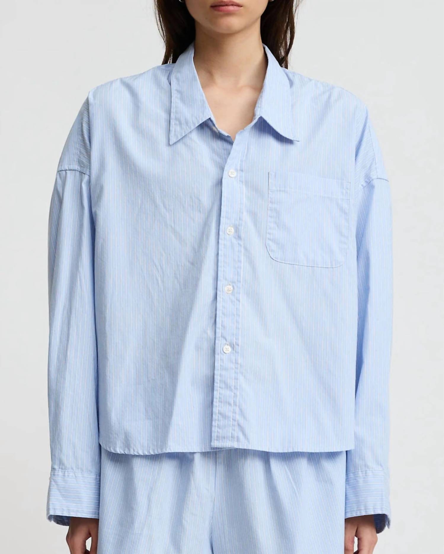 Короткая рубашка в светло-голубую полоску DENIMIST
Короткая рубашка в светло-голубую полоску DENIMIST