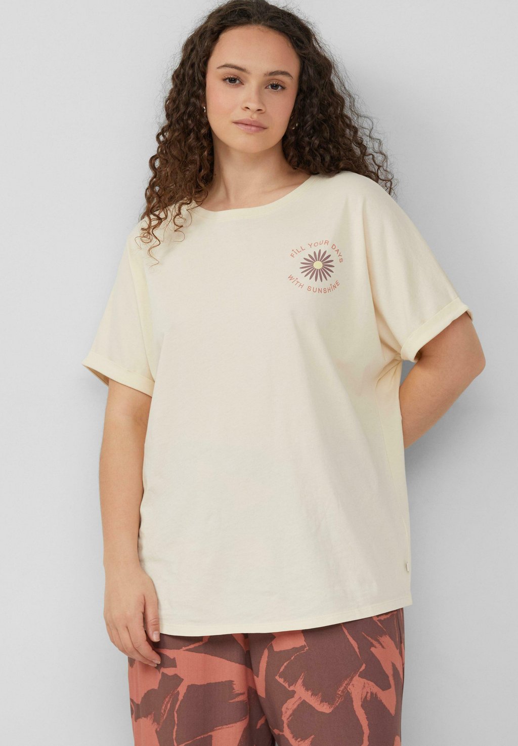 Футболка с принтом QS, кремовый 
Футболка с принтом QS, кремовый