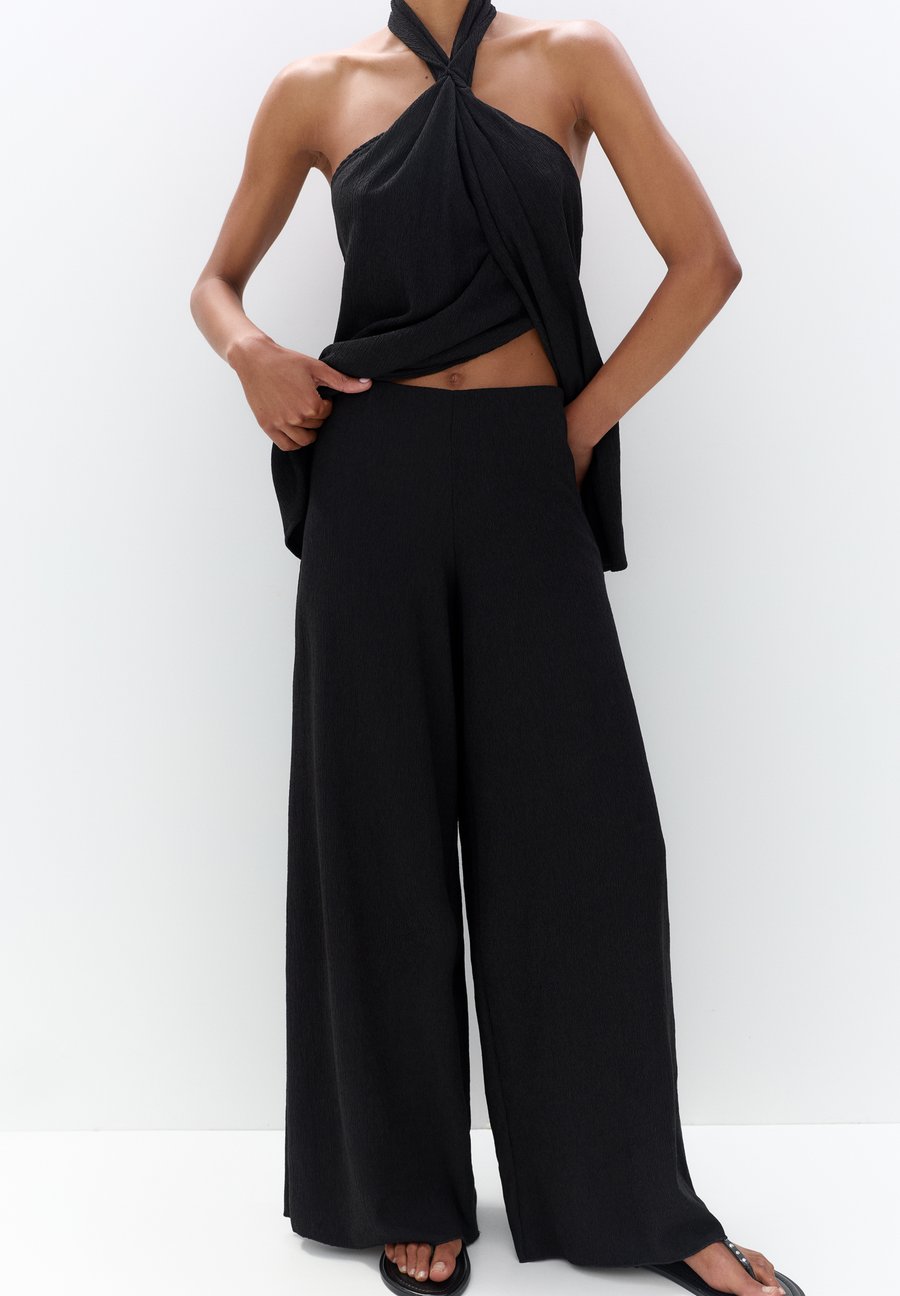Брюки PULL&BEAR Trousers, Black
Брюки PULL&BEAR Trousers, Black