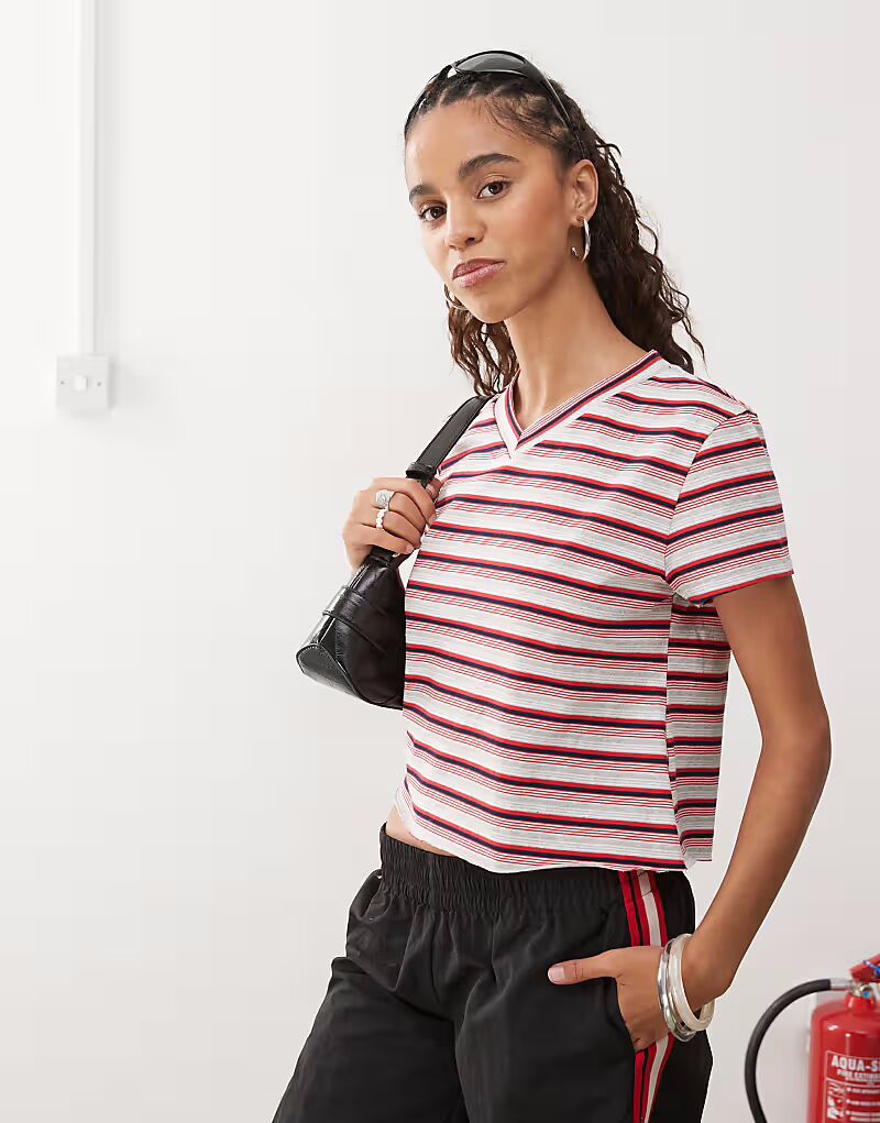 Футболка Lioness North Light с короткими рукавами и V-образным вырезом в бордово-красную полоску
Футболка Lioness North Light с короткими рукавами и V-образным вырезом в бордово-красную полоску