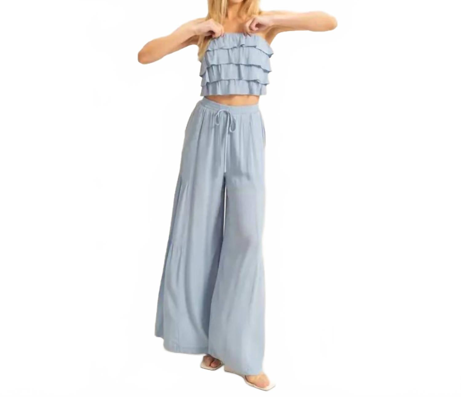 Комплект из топа с рюшами и струящихся брюк синего цвета HYFVE
Комплект из топа с рюшами и струящихся брюк синего цвета HYFVE