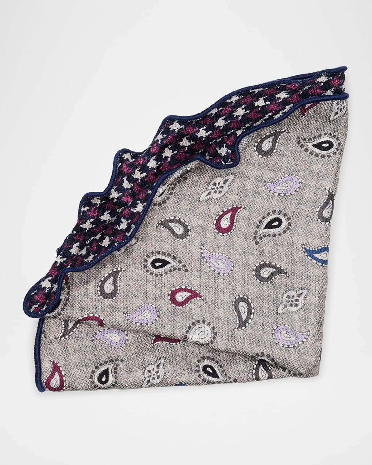 Мужской шелковый двусторонний нагрудный платок с узором «гусиные лапки» и карманами «пейсли» Edward Armah, серый 
Мужской шелковый двусторонний нагрудный платок с узором «гусиные лапки» и карманами «пейсли» Edward Armah, серый