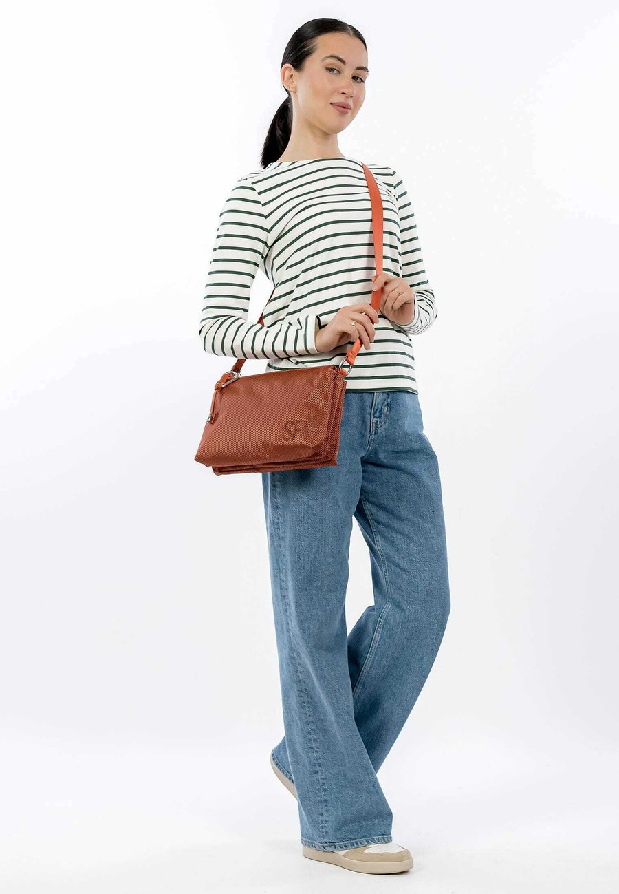Сумка кросс-боди SURI FREY Cross body bag, Rust /Dark Red
Сумка кросс-боди SURI FREY Cross body bag, Rust /Dark Red