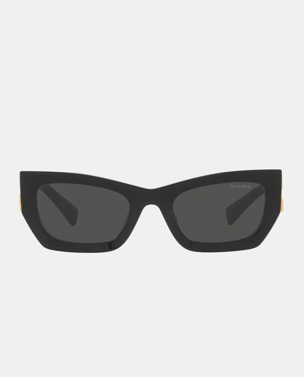 Черные солнцезащитные очки в прямоугольной оправе со вставками на дужках Miu Miu
Черные солнцезащитные очки в прямоугольной оправе со вставками на дужках Miu Miu