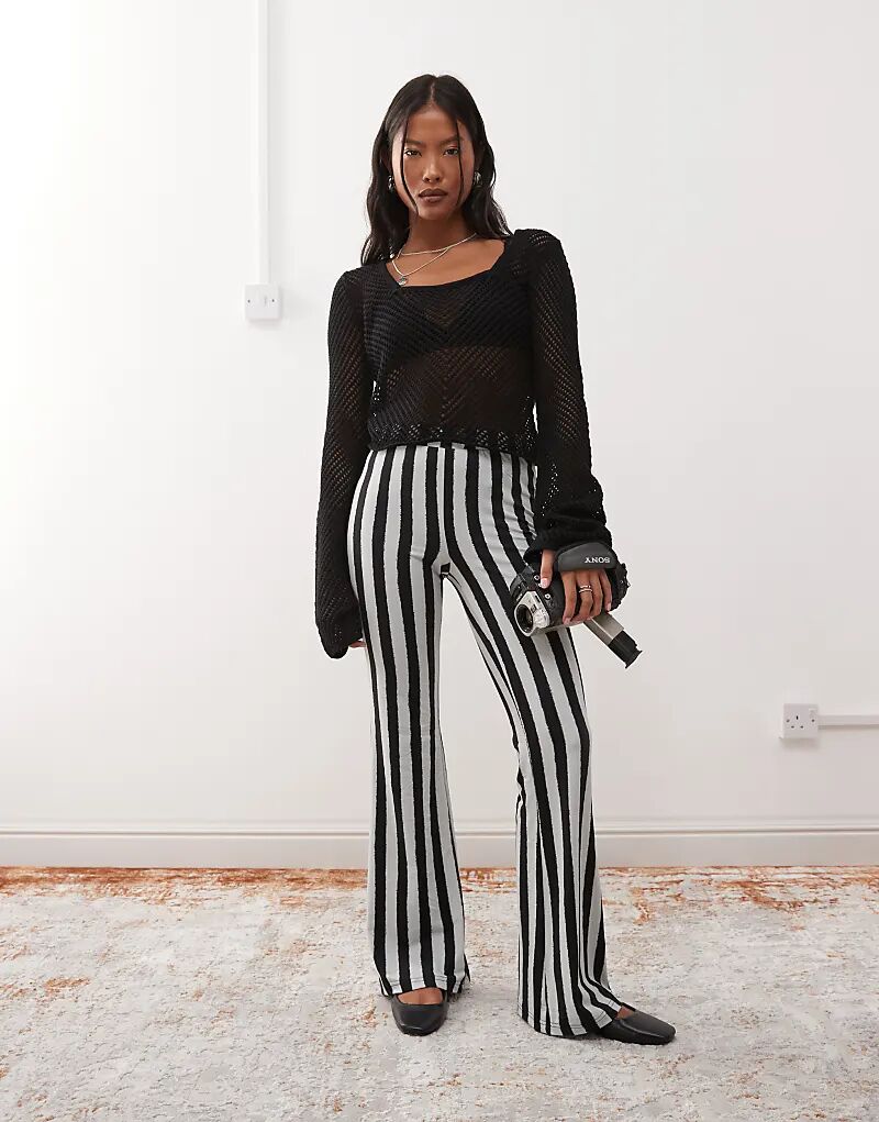 Расклешенные леггинсы черного цвета с белой полосой Noisy May 
Расклешенные леггинсы черного цвета с белой полосой Noisy May