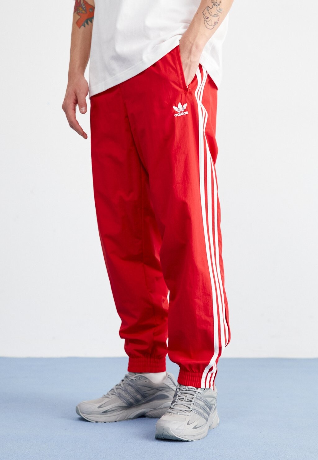 Спортивные брюки adidas Originals, лучше алые
Спортивные брюки adidas Originals, лучше алые