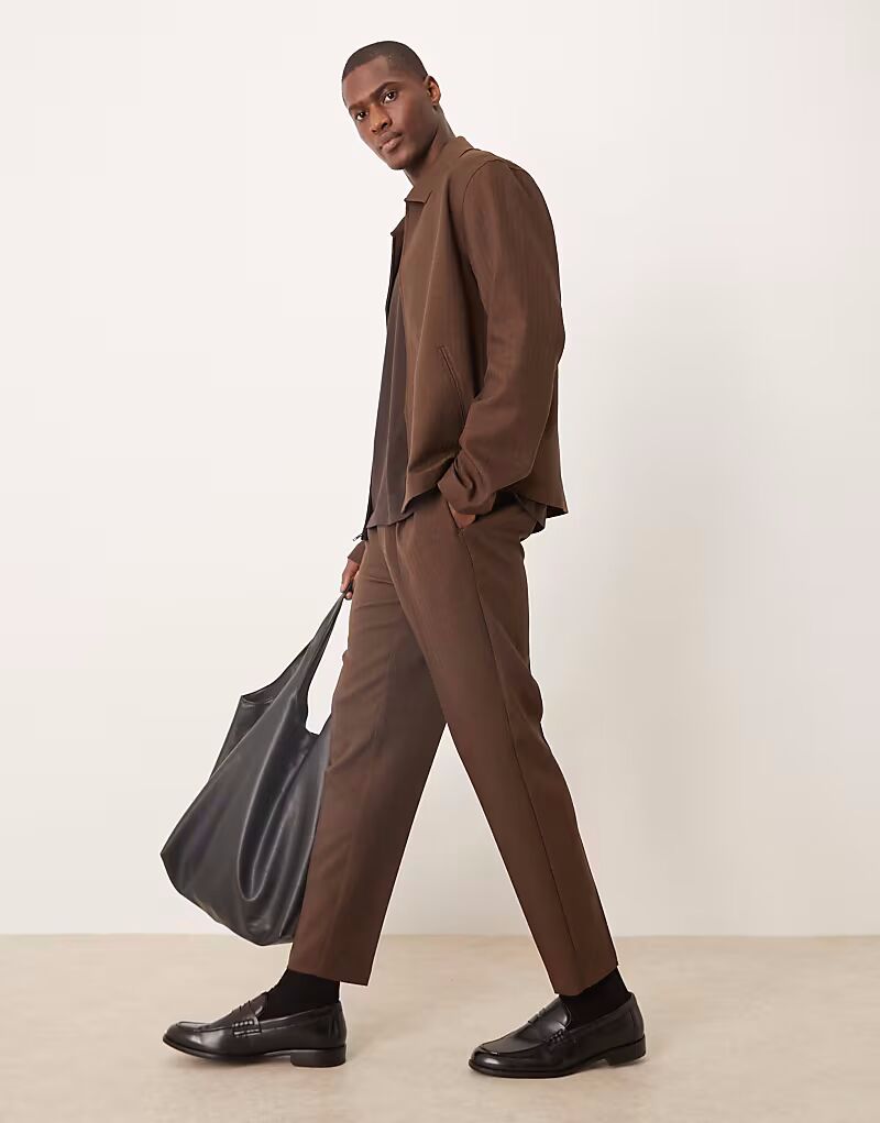 Элегантные зауженные брюки ASOS DESIGN коричневого цвета с узором «ёлочка» и эластичной талией
Элегантные зауженные брюки ASOS DESIGN коричневого цвета с узором «ёлочка» и эластичной талией