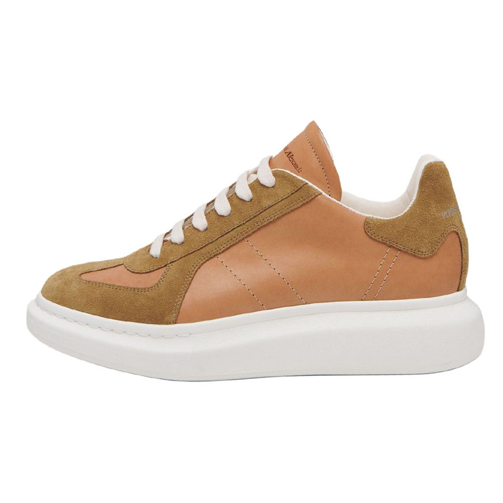 Oversized Retro Labrador Nat Alexander McQueen, original shoe box included
Oversized Retro Labrador Nat Alexander McQueen, original shoe box included