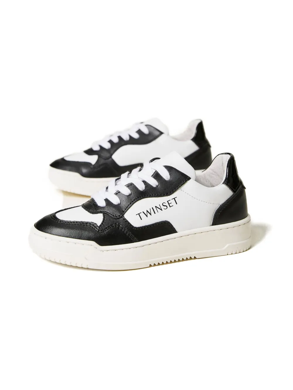 Кожаные кроссовки с цветными вставками TWINSET Kids, белый
Кожаные кроссовки с цветными вставками TWINSET Kids, белый