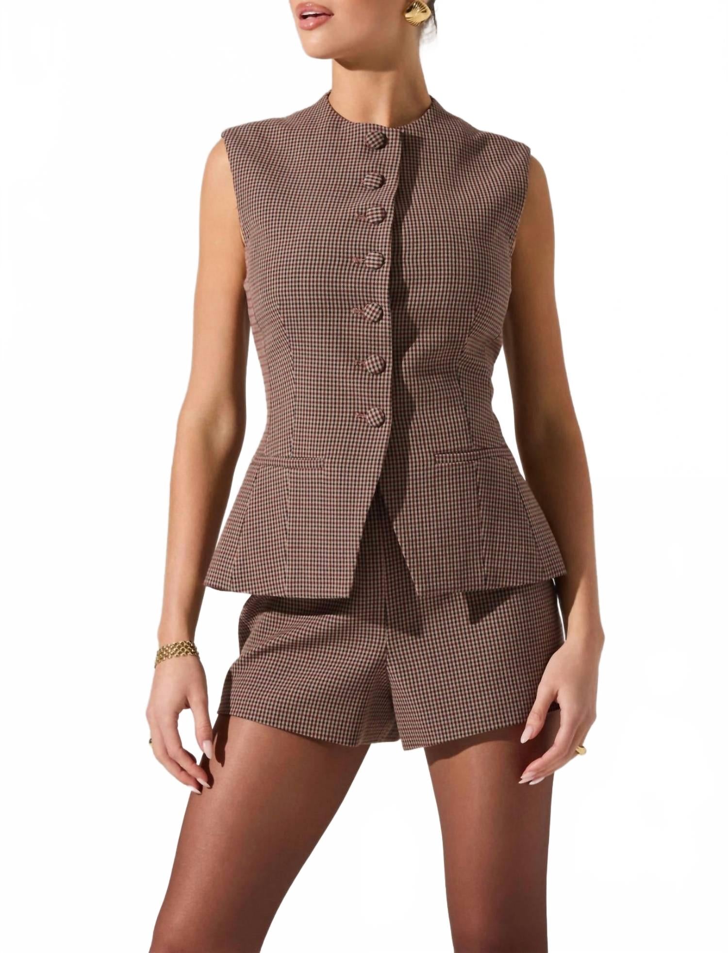 Жисель Высокий воротник с вырезом жилет в коричнево-винном клетчатом цвете ASTR 
Жисель Высокий воротник с вырезом жилет в коричнево-винном клетчатом цвете ASTR