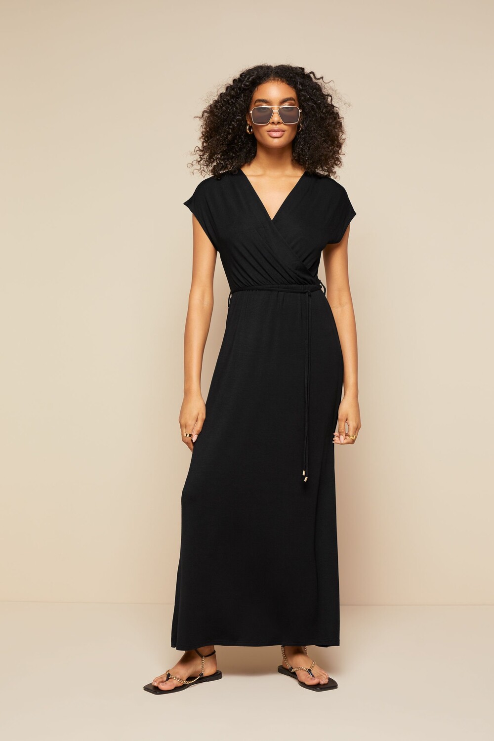 Летнее платье макси с завязкой на талии короткими рукавами и V-образным вырезом Friends Like These, черный
Летнее платье макси с завязкой на талии короткими рукавами и V-образным вырезом Friends Like These, черный