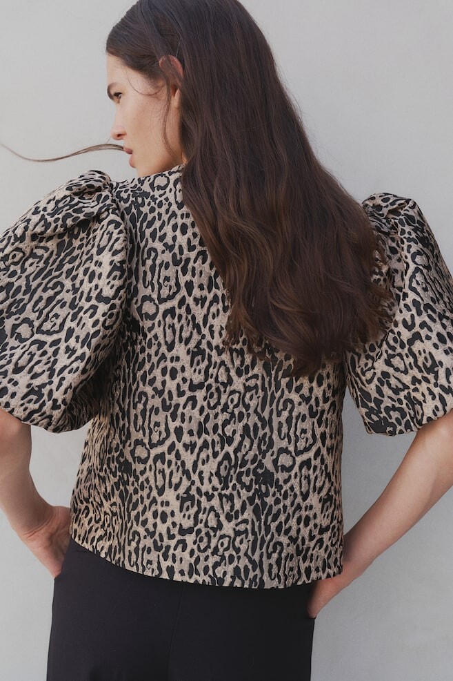 Блузка с объемными рукавами H&M, бежевый
Блузка с объемными рукавами H&M, бежевый