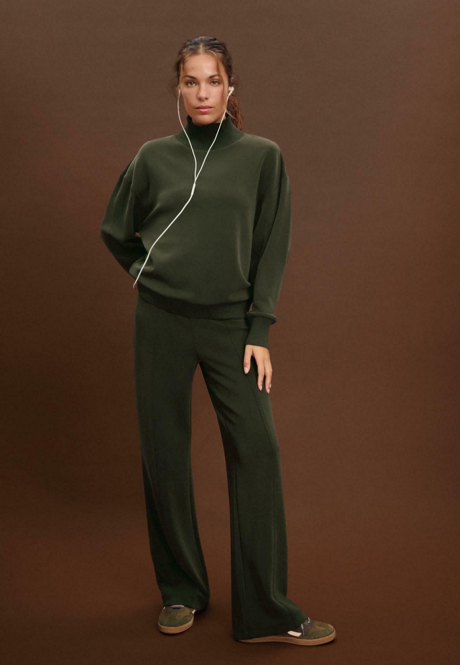 Толстовка Stradivarius SOFT-TOUCH , Dark Green
Толстовка Stradivarius SOFT-TOUCH , Dark Green