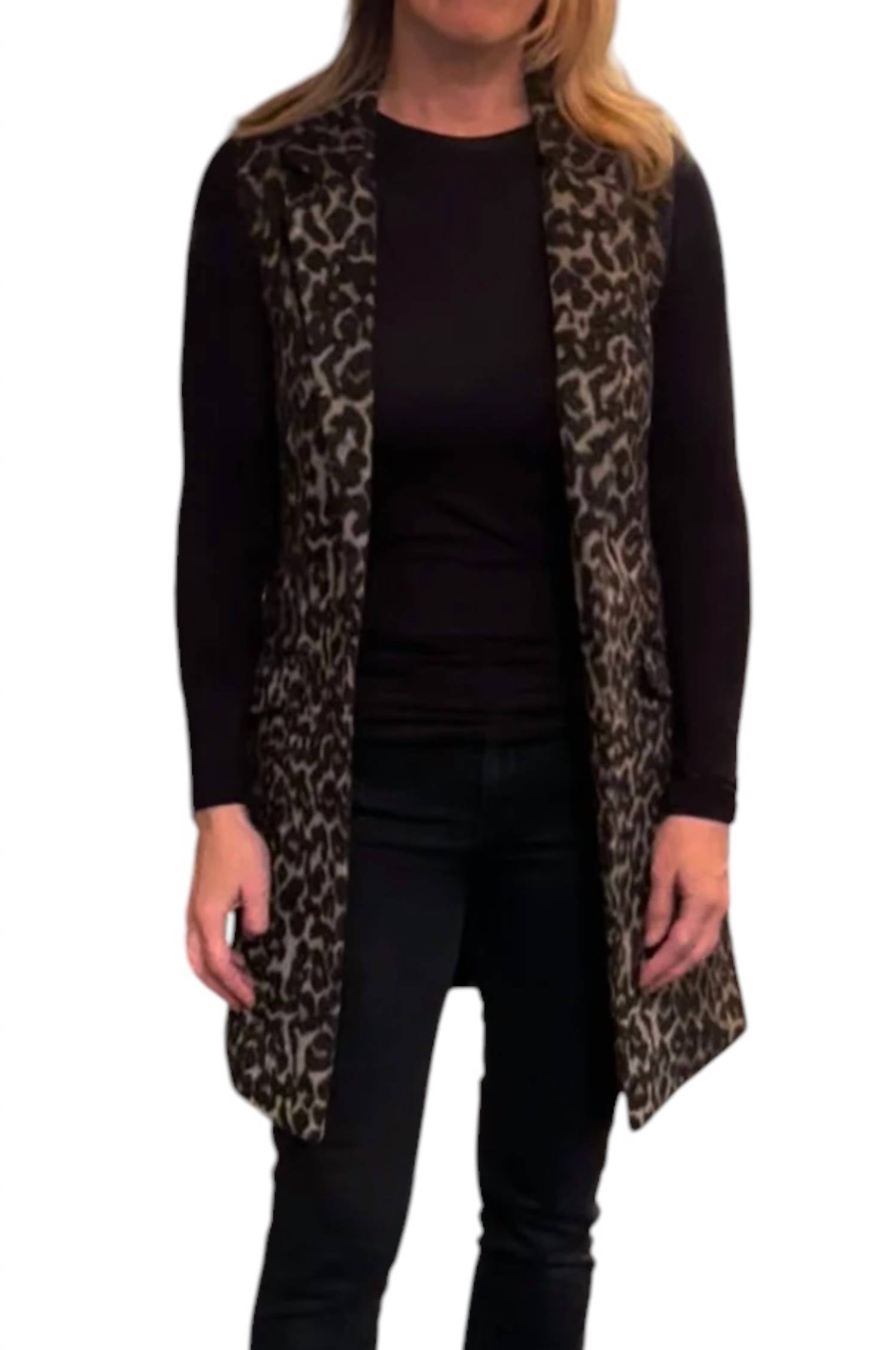 Длинный жилет из искусственного меха в сером леопардовом принте DOLCE CABO
Длинный жилет из искусственного меха в сером леопардовом принте DOLCE CABO