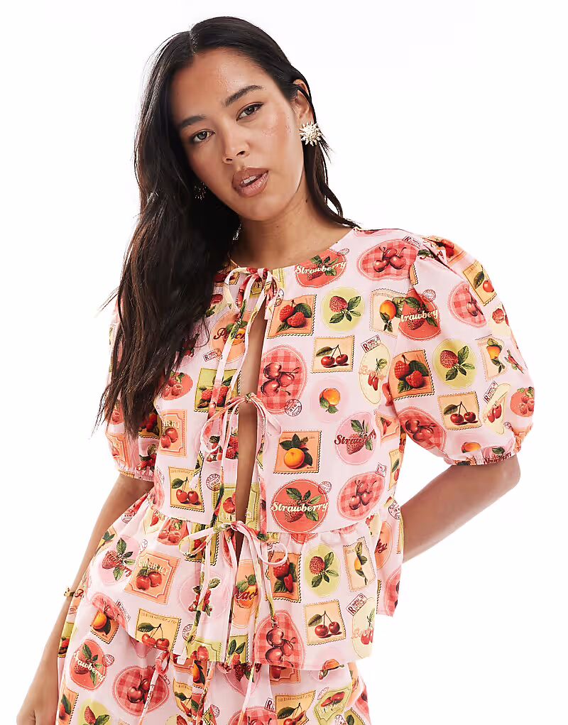 Блузка с баской и завязкой спереди, фруктовый принт Miss Selfridge
Блузка с баской и завязкой спереди, фруктовый принт Miss Selfridge