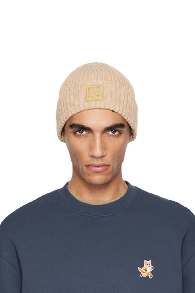 Бежевая кожаная шапка с нашивкой в виде головы лисы Maison Kitsuné
Бежевая кожаная шапка с нашивкой в виде головы лисы Maison Kitsuné