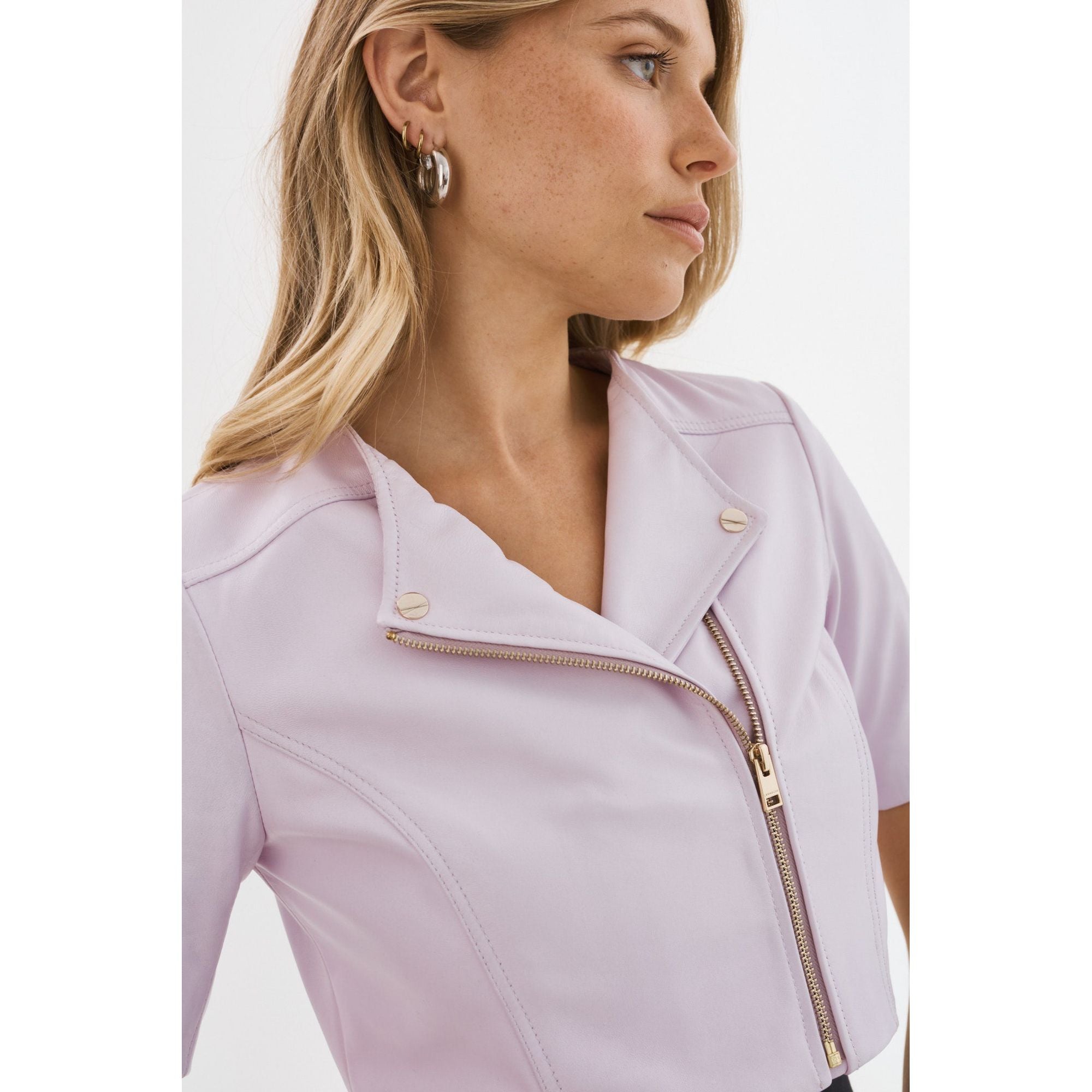 Кирси 21 | Короткая косуха Lamarque, лавандовый
Кирси 21 | Короткая косуха Lamarque, лавандовый