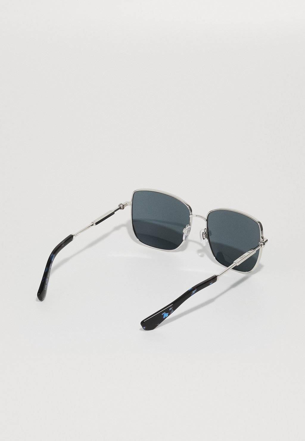 Солнцезащитные очки Burberry, серебристый
Солнцезащитные очки Burberry, серебристый