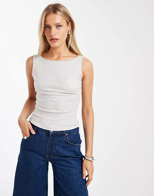 Серая майка с вырезом-лодочкой Hollister
Серая майка с вырезом-лодочкой Hollister