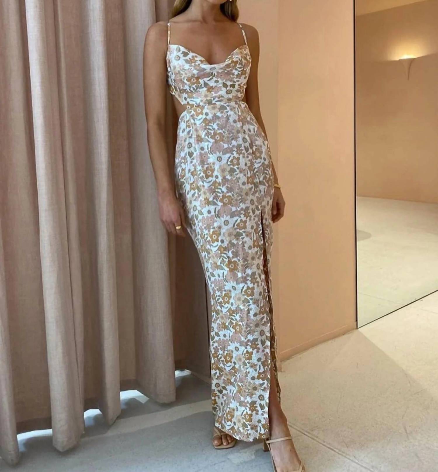 Платье Paloma с белым цветочным принтом RUMER
Платье Paloma с белым цветочным принтом RUMER