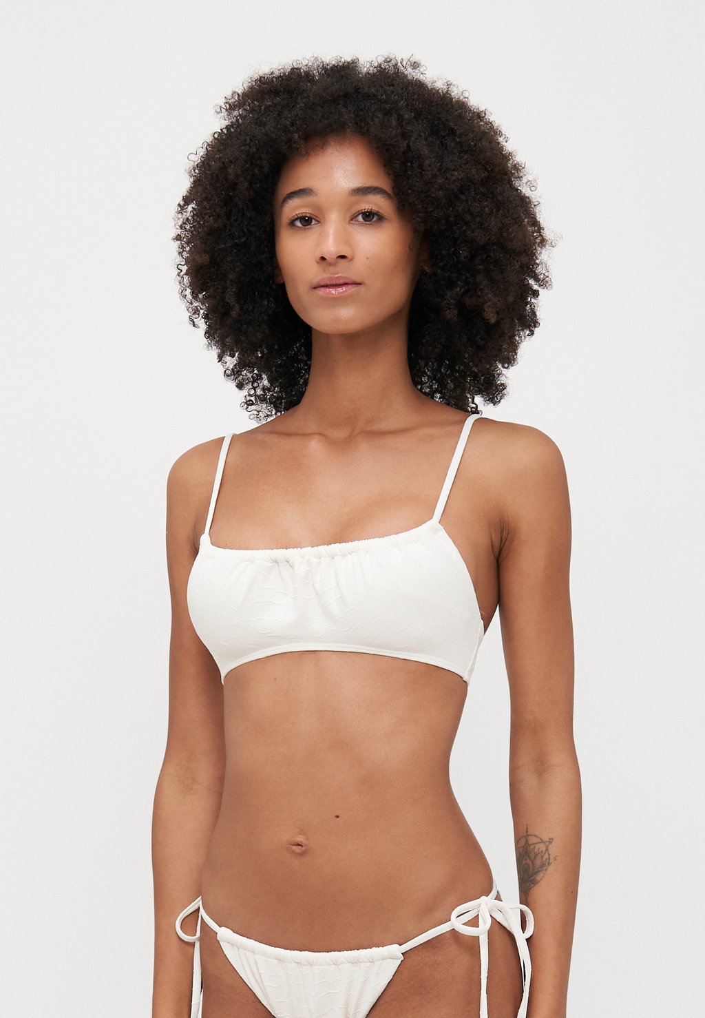 Верх бикини WANDER OVER MILA Billabong, белый
Верх бикини WANDER OVER MILA Billabong, белый