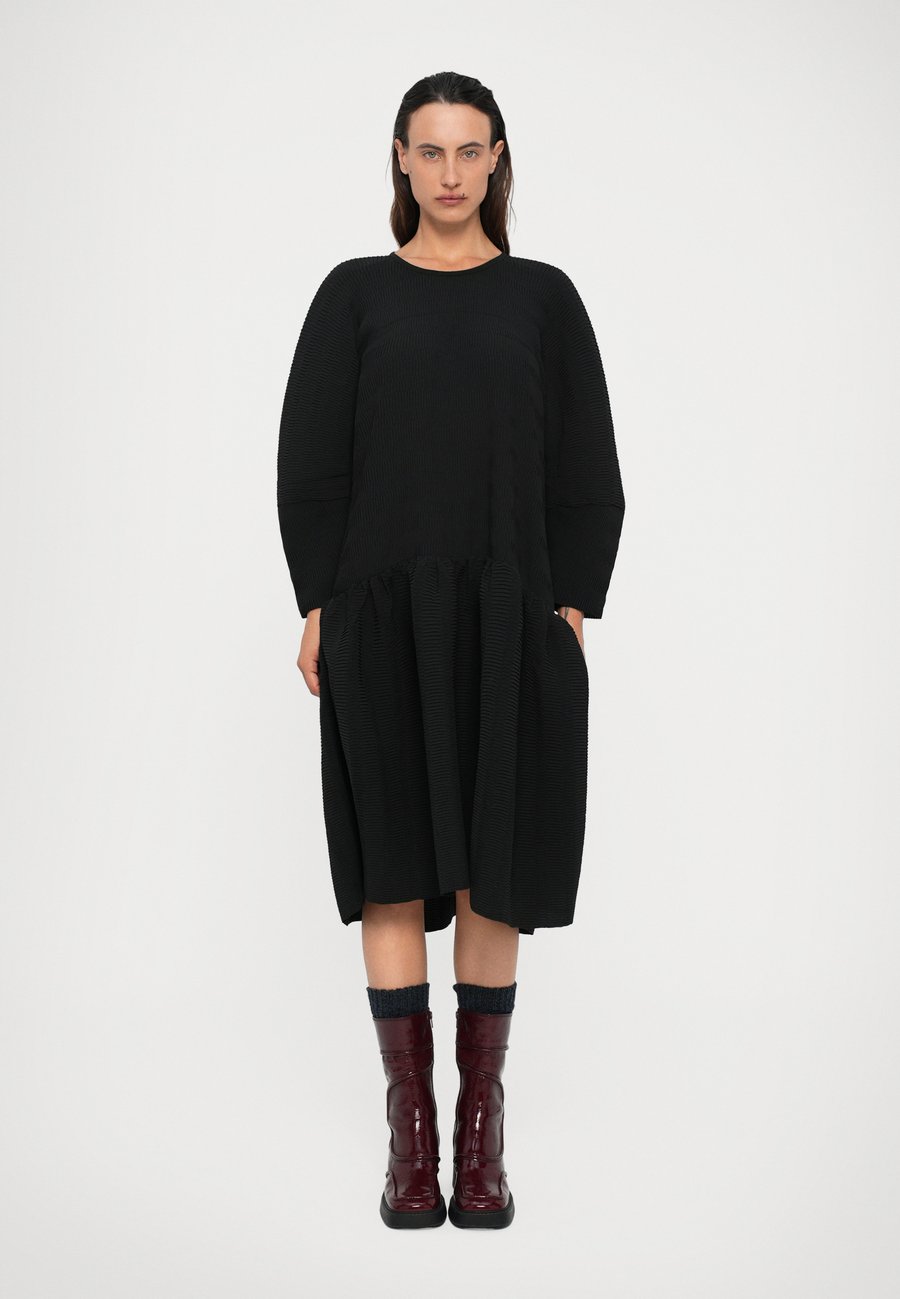 Платье Henrik Vibskov HILLY PLISSE DRESS, Black
Платье Henrik Vibskov HILLY PLISSE DRESS, Black