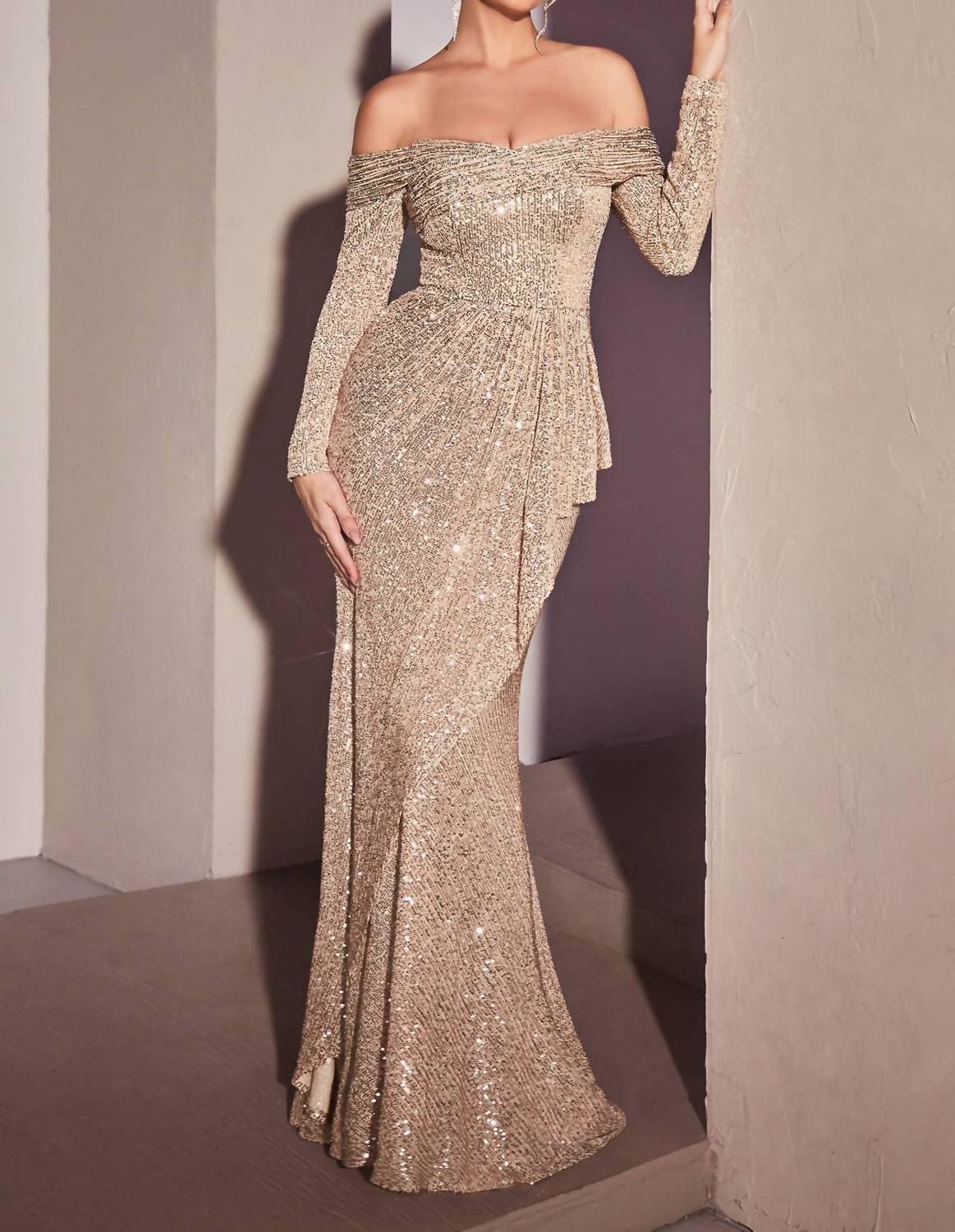 Вечернее платье с открытыми плечами и длинными рукавами цвета платины Cinderella Divine
Вечернее платье с открытыми плечами и длинными рукавами цвета платины Cinderella Divine