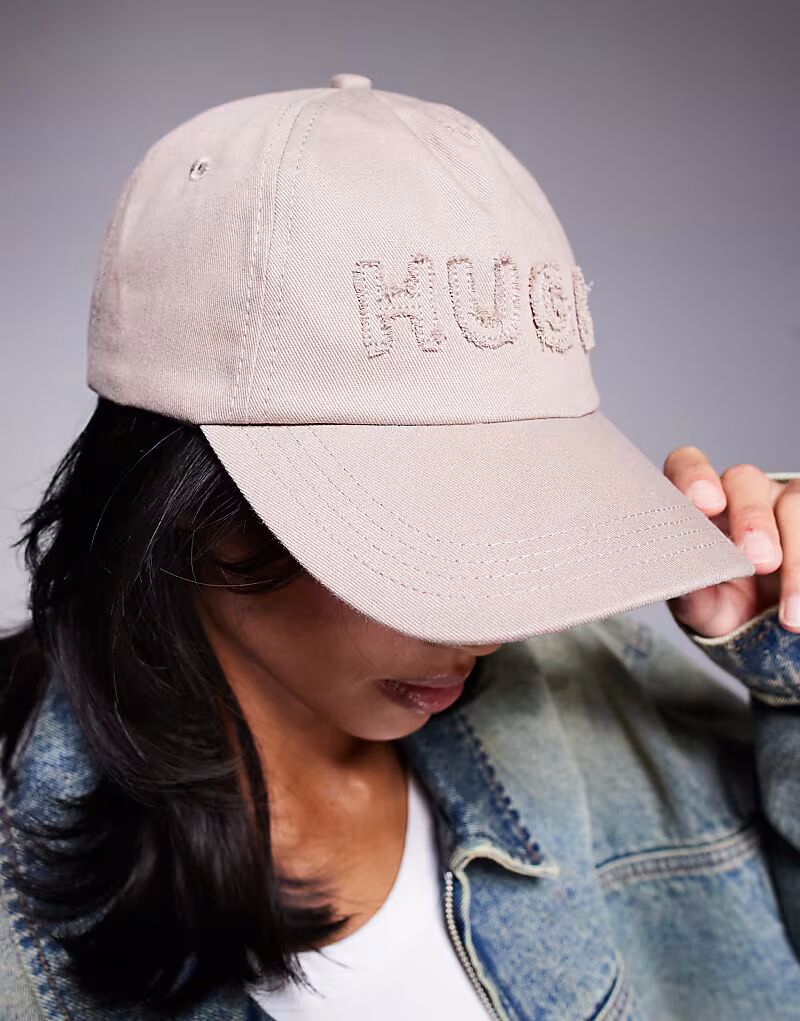 Бейсболка с логотипом Hugo Red бежевого цвета
Бейсболка с логотипом Hugo Red бежевого цвета