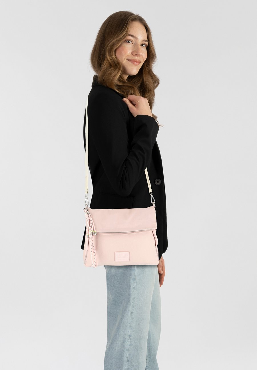 Сумка FREDsBRUDER Handbag, Rose Shades/Light Pink
Сумка FREDsBRUDER Handbag, Rose Shades/Light Pink