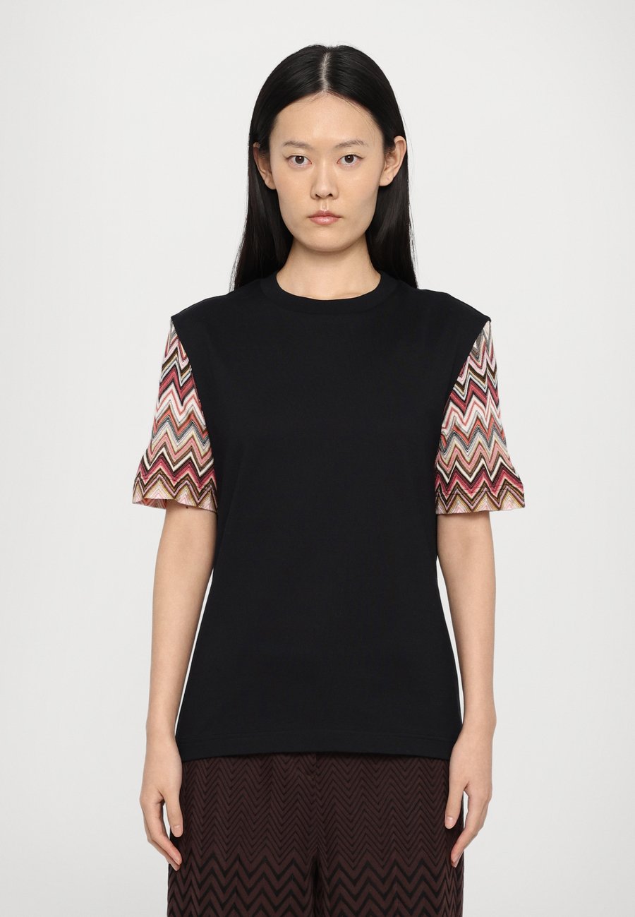 Футболка Missoni SHORT SLEEVE, Black/Red/Pink/Black
Футболка Missoni SHORT SLEEVE, Black/Red/Pink/Black