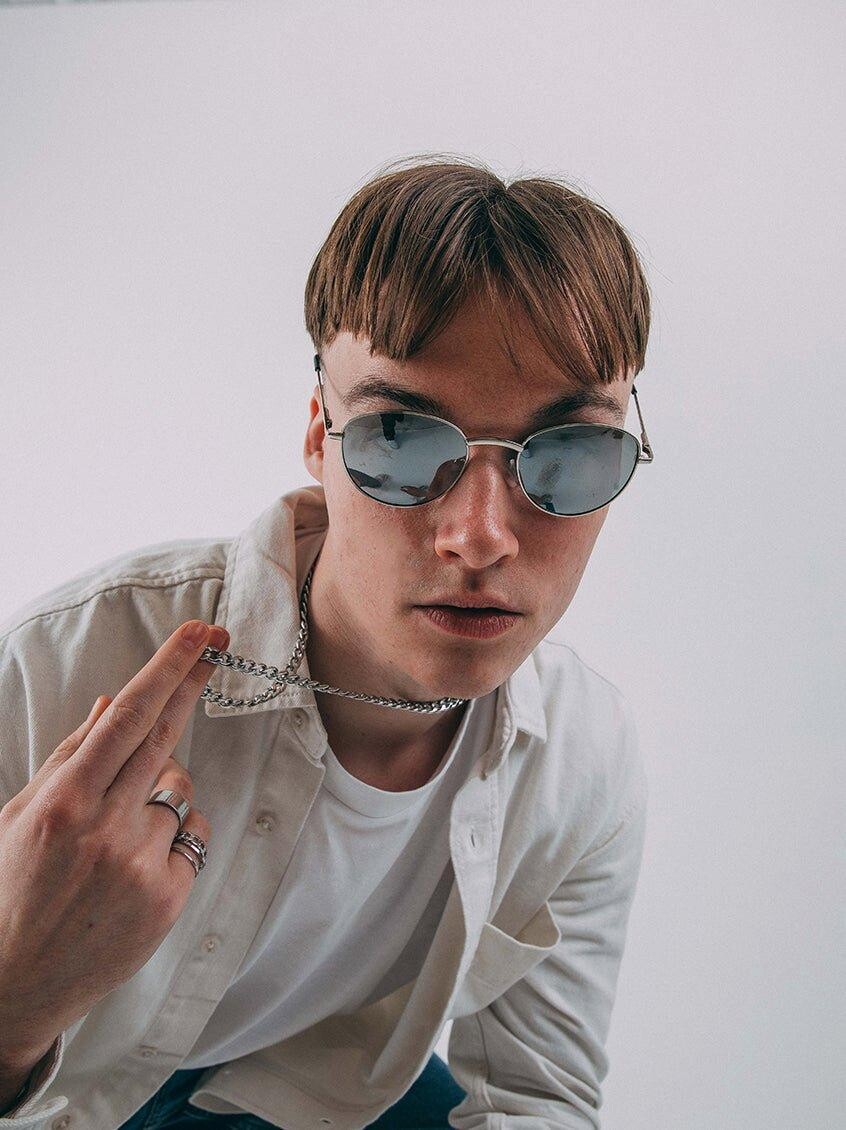 Классические солнцезащитные очки в круглой металлической оправе SVNX, серебро
Классические солнцезащитные очки в круглой металлической оправе SVNX, серебро