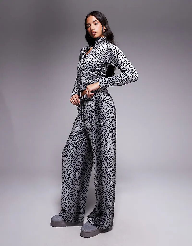 Эксклюзивные спортивные брюки Juicy Couture x ASOS в тон, цвет «гепардовый черный»
Эксклюзивные спортивные брюки Juicy Couture x ASOS в тон, цвет «гепардовый черный»