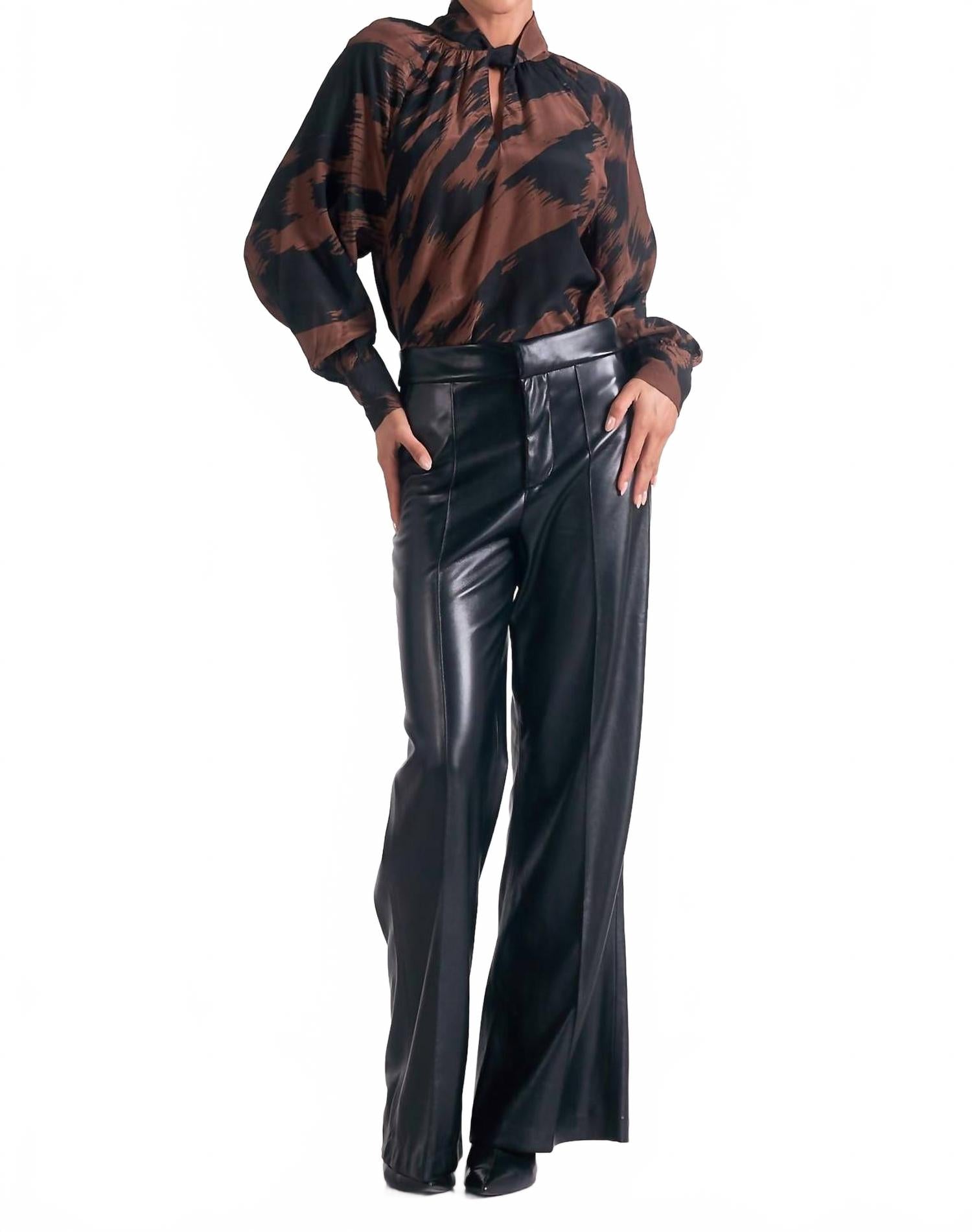 Черные брюки-клеш из искусственной кожи ELAN
Черные брюки-клеш из искусственной кожи ELAN