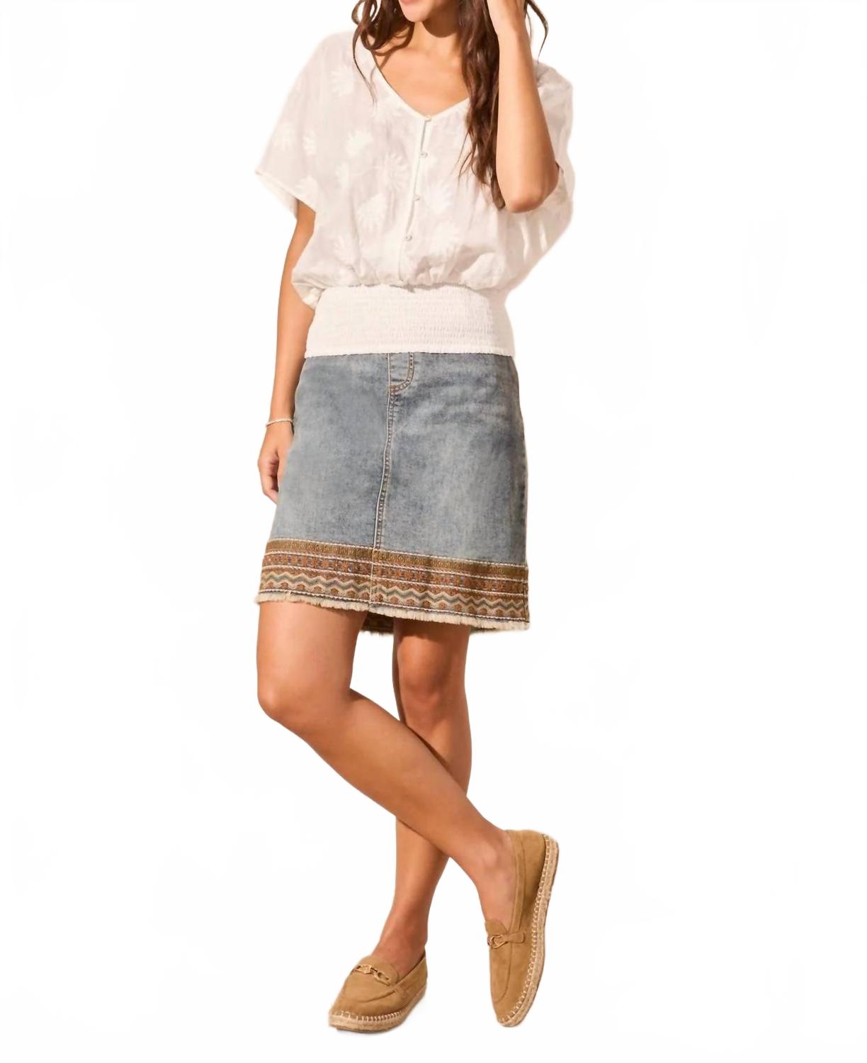 Блуза с кокеткой и пуговицами спереди белая TRIBAL
Блуза с кокеткой и пуговицами спереди белая TRIBAL