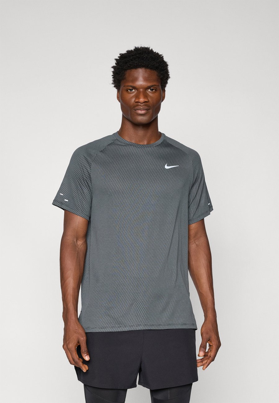 Спортивная футболка Nike Performance STRIDE, Black/Reflective Silver-Coloured/Black
Спортивная футболка Nike Performance STRIDE, Black/Reflective Silver-Coloured/Black