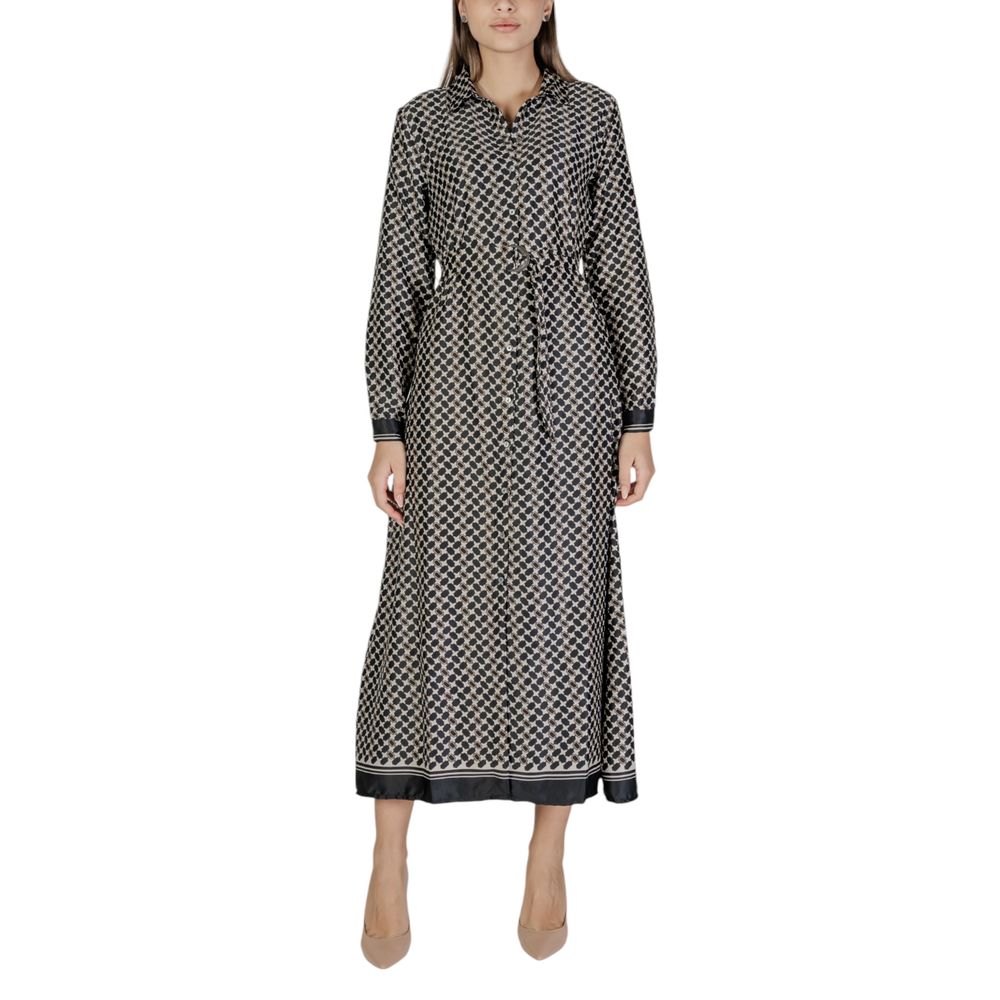 Черное платье из переработанного полиэстера ONLY
Черное платье из переработанного полиэстера ONLY