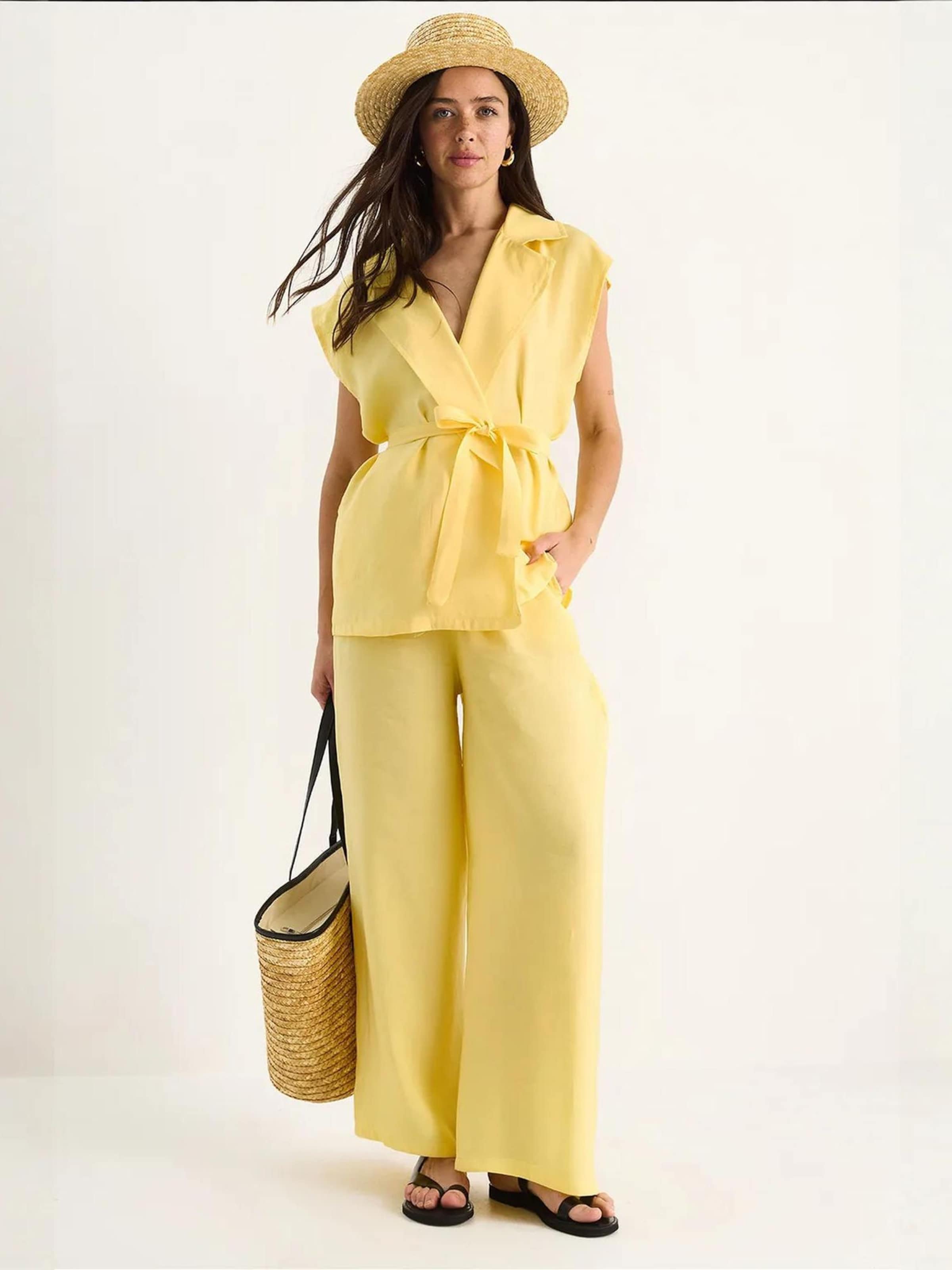 Bianco Lucci Костюм-двойка в лимонно-желтом цвете
Bianco Lucci Костюм-двойка в лимонно-желтом цвете